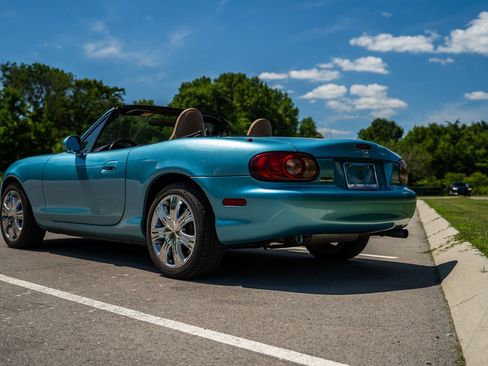 Used 2001 MAZDA MX-5 Miata RWD image 12