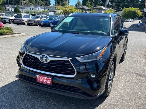 Used 2021 Toyota Highlander XLE AWD/4WD image 4