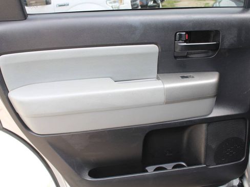 Used 2017 Toyota Sequoia SR5 AWD/4WD image 16