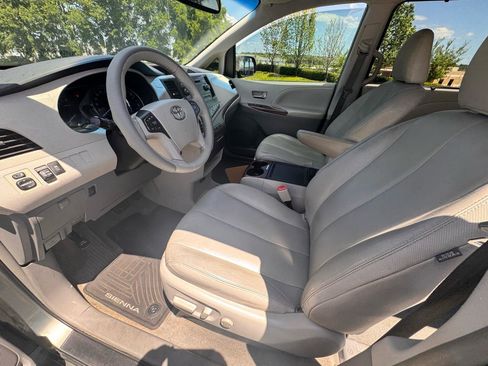 Used 2014 Toyota Sienna XLE image 23