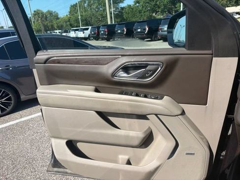 Used 2022 Chevrolet Suburban LT w/ Luxury Package RWD image 10