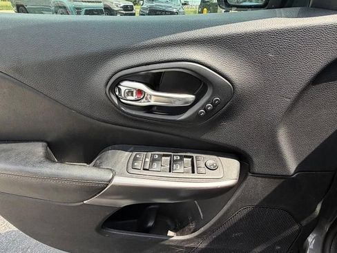 Used 2019 Jeep Cherokee Limited AWD/4WD image 9