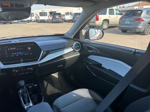 Used 2025 Chevrolet Trax LT image 35