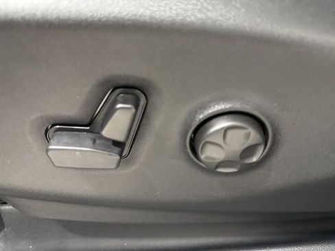 New 2026 Chrysler Pacifica Limited image 25