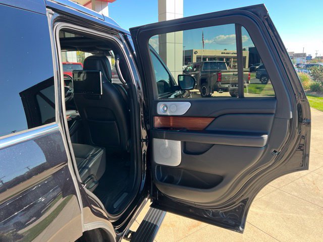 Used 2019 Lincoln Navigator Reserve AWD/4WD image 40