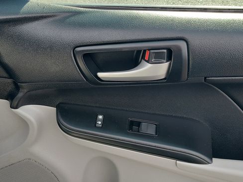 Used 2013 Toyota Camry LE image 32