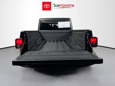 Used 2022 Jeep Gladiator Willys image 34