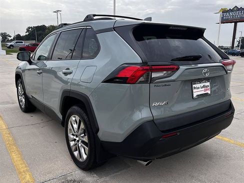 Used 2021 Toyota RAV4 XLE Premium FWD image 5