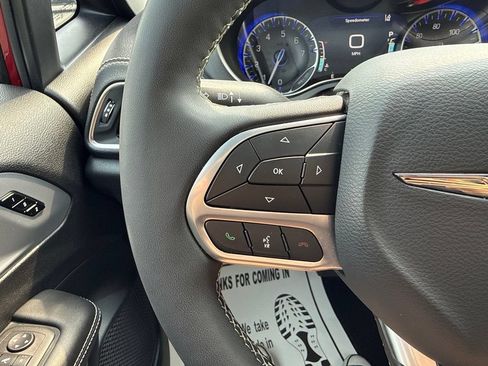Used 2026 Chrysler Pacifica Limited FWD image 35