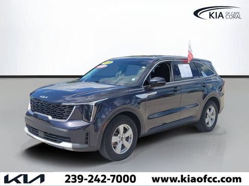 Certified 2025 Kia Sorento LX FWD image 3