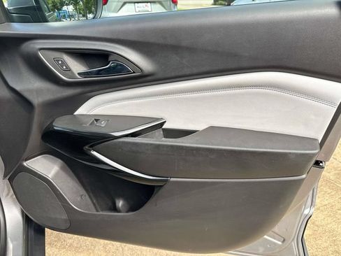Used 2025 Chevrolet Trax LT w/ LT Convenience Package FWD image 19