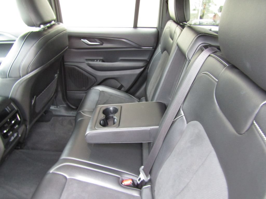 Used 2025 Jeep Grand Cherokee Altitude AWD/4WD image 31