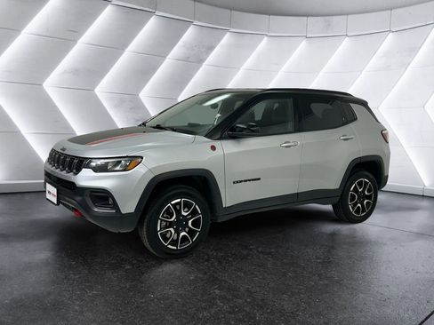 Used 2024 Jeep Compass Trailhawk image 3
