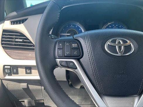 Used 2017 Toyota Sienna XLE AWD/4WD image 23