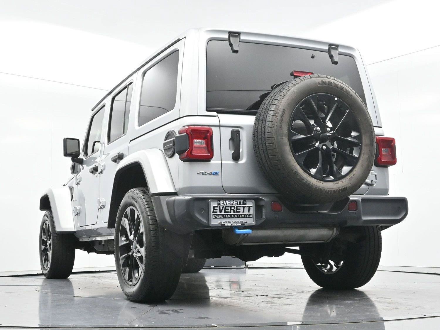Used 2024 Jeep Wrangler Unlimited Sahara w/ Technology Group AWD/4WD image 53