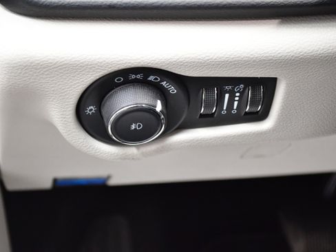 Used 2023 Chrysler Pacifica Touring-L FWD image 16