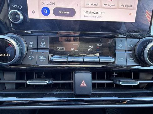 Used 2023 Toyota Highlander XLE image 28