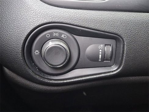 Used 2018 Jeep Renegade Sport w/ Power & Air Group image 28