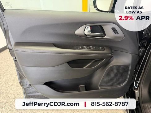 New 2027 Chrysler Pacifica Select AWD/4WD image 8