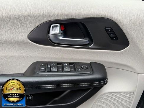 Used 2022 Chrysler Pacifica Touring-L w/ Uconnect Theater Family Group image 8
