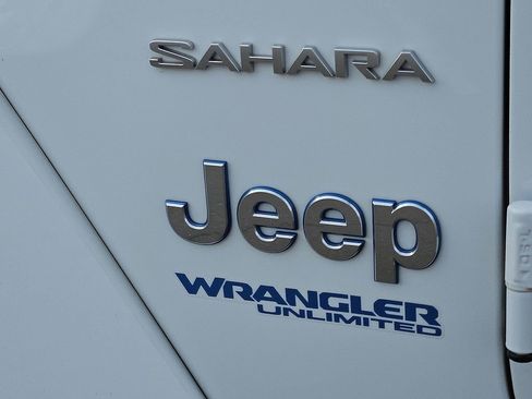 Used 2022 Jeep Wrangler Unlimited Sahara AWD/4WD image 11