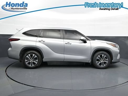 Used 2024 Toyota Highlander XLE FWD image 11