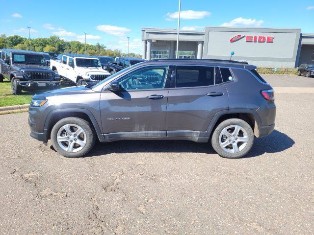 Used 2024 Jeep Compass Latitude w/ Convenience Group AWD/4WD image 2