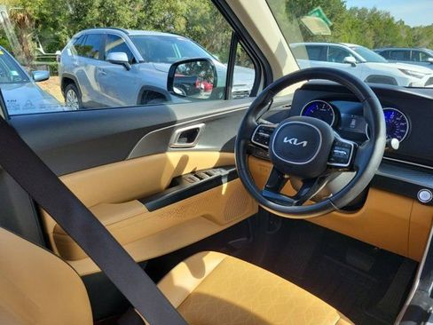 Used 2024 Kia Carnival LX image 7