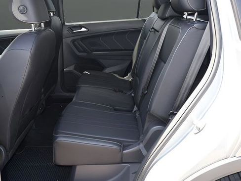 Certified 2022 Volkswagen Tiguan SE R-Line FWD image 12