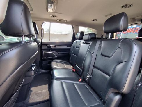 Used 2020 Kia Telluride S w/ S 8 Passenger Seating Package FWD image 32