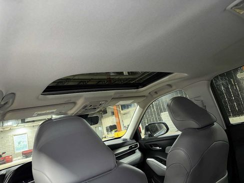 Used 2023 Toyota Highlander XLE AWD/4WD image 25