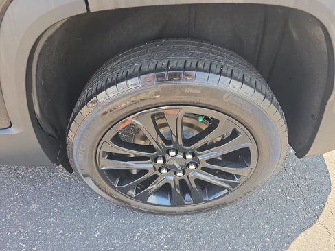 Used 2023 GMC Acadia SLT w/ Elevation Edition AWD/4WD image 13