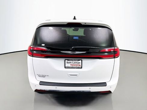 Used 2024 Chrysler Pacifica Touring-L image 6