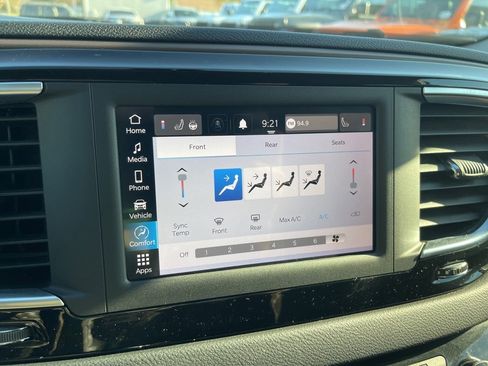 Used 2022 Chrysler Voyager LX image 11