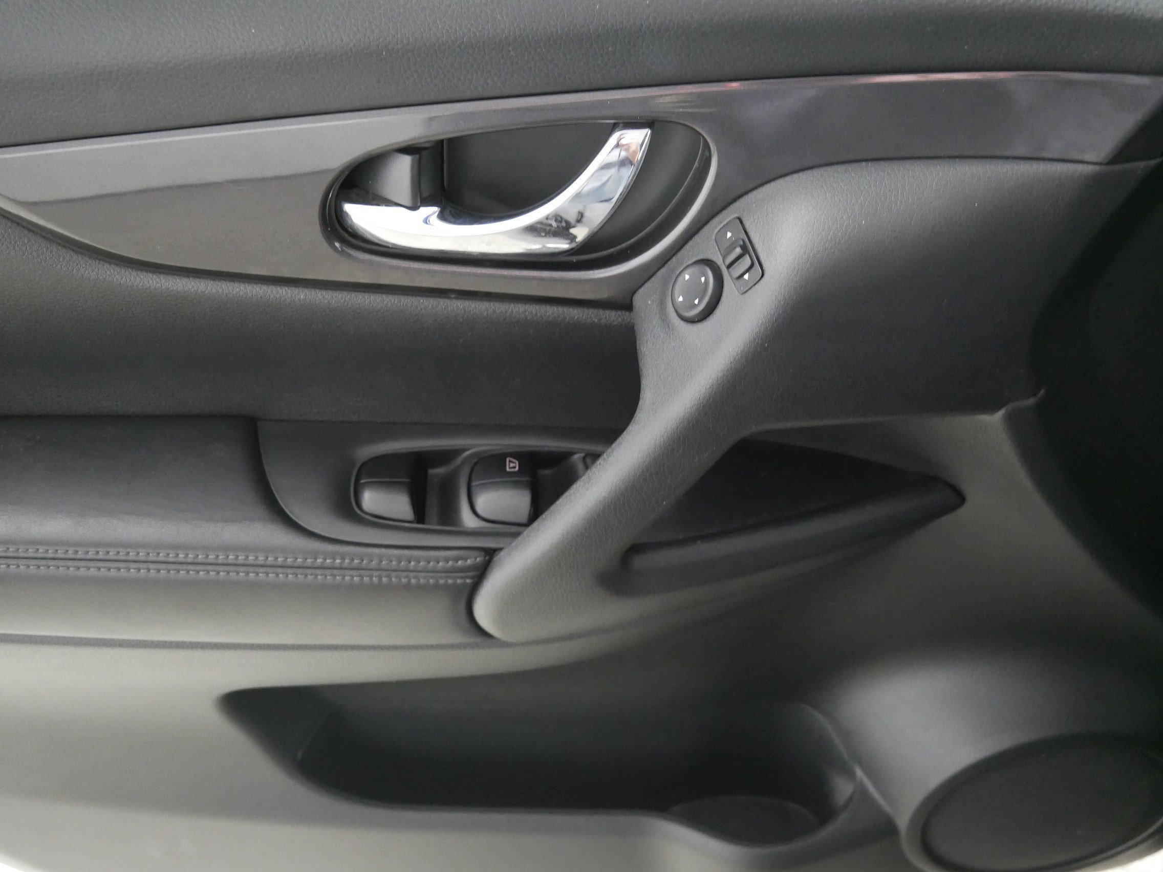 Used 2018 Nissan Rogue S AWD/4WD image 19