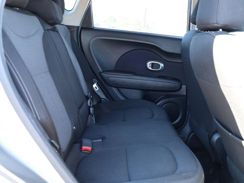 Used 2017 Kia Soul + image 12