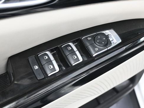 Used 2024 Kia Carnival EX image 11