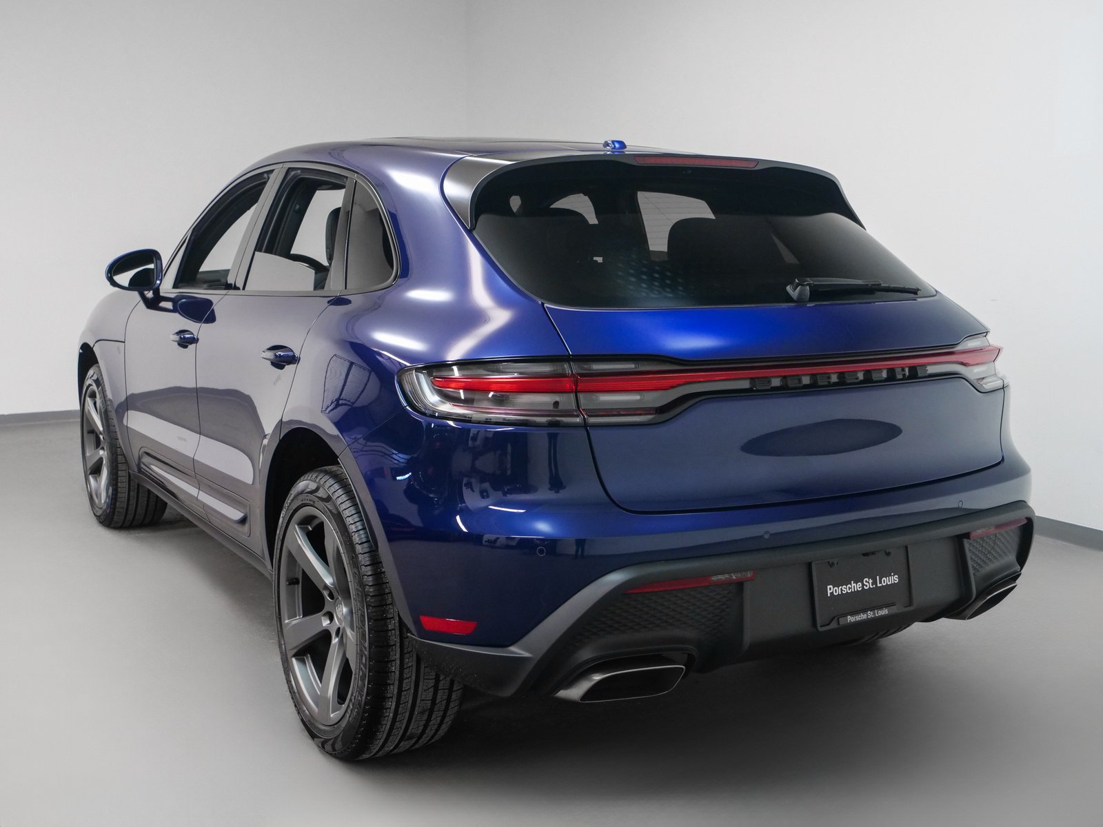 Certified 2025 Porsche Macan AWD/4WD image 3
