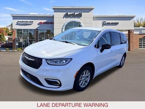 Certified 2024 Chrysler Pacifica Touring-L FWD image 4