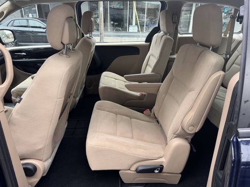 Used 2015 Dodge Grand Caravan American Value Package w/ UConnect Hands-Free Group FWD image 9