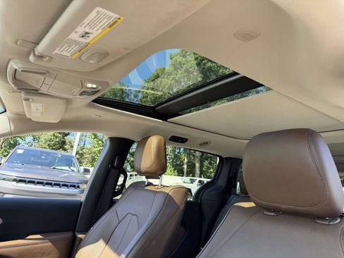 Used 2017 Chrysler Pacifica Limited FWD image 17