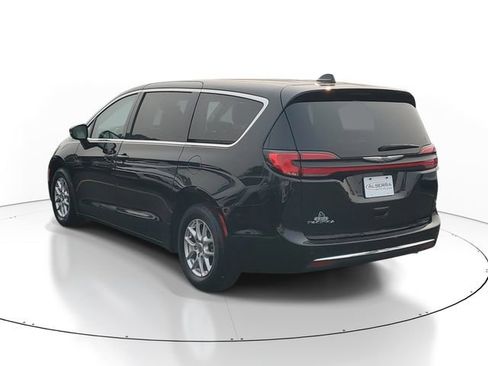 Used 2024 Chrysler Pacifica Touring-L FWD image 3