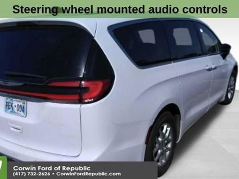 Used 2024 Chrysler Pacifica Touring-L image 3