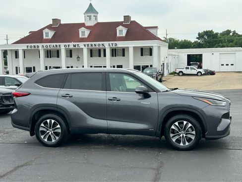 Used 2021 Toyota Highlander XLE AWD/4WD image 4