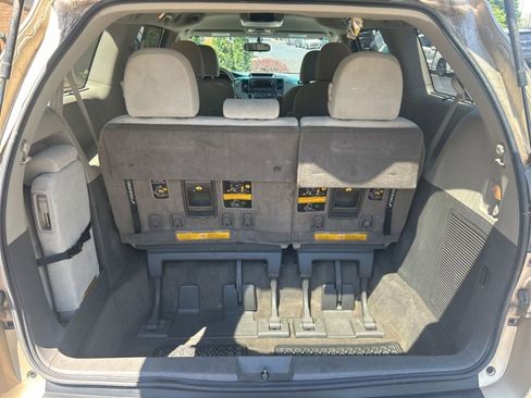 Used 2012 Toyota Sienna LE w/ Towing Pkg FWD image 11