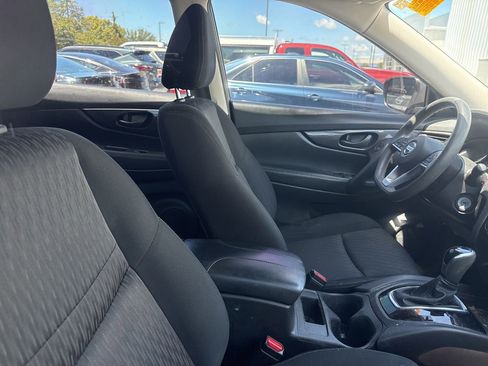 Used 2020 Nissan Rogue S FWD image 3