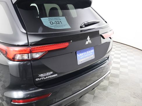 Used 2024 Mitsubishi Outlander ES image 15