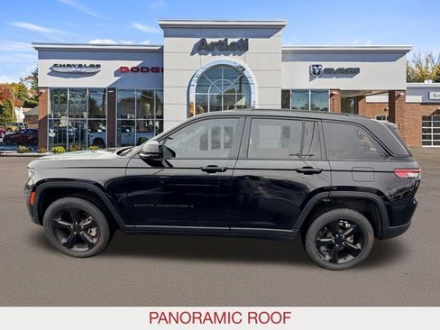 Used 2023 Jeep Grand Cherokee Limited w/ Luxury Tech Group II image 5