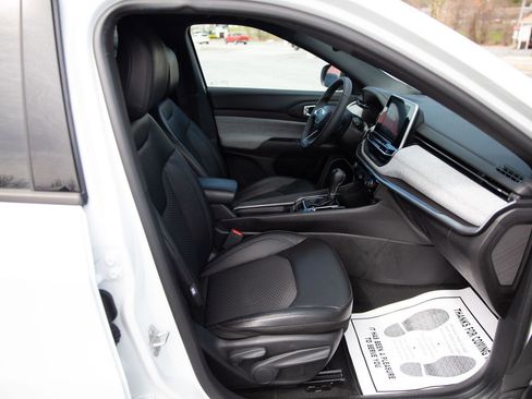 Used 2025 Jeep Compass Latitude image 23