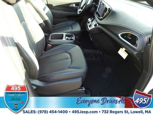 New 2026 Chrysler Pacifica Select image 10